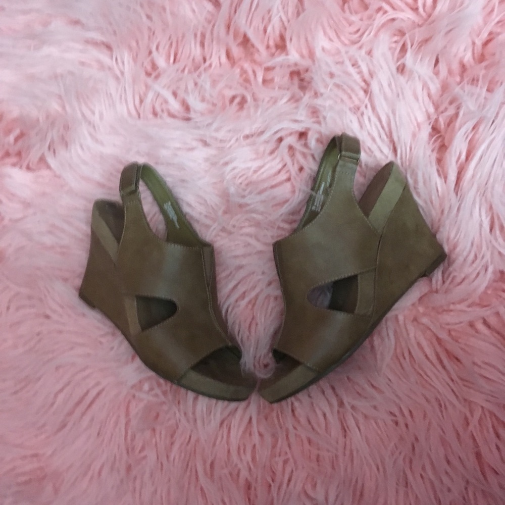 Final Markdown!💥 Tan Wedge Heels